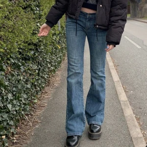 brandy 90’s jeans - Måste tyvärr sälja mina supersnygga jeans från brandy Melville, bra skick💕 jag är 168 och de passar mig, skulle även passa kortare! Skriv om ni har frågor:) (nypris 550 tror ja)