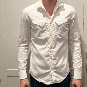 Vit Dondup skjorta inköpt på United Fashion i Göteborg. Skick 10/10. Aldrig använd i storlek M. Sjukt schysst skjorta. 