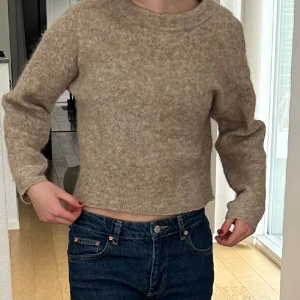 Brun stickad tröja - Snygg stickad tröja i bra skick från Lindex! Storlek S. Säljer eftersom att tröjan blivit för liten. Hör av er vid frågor!🫶🫶⭐️