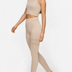 Stronger träningsset  - Säljer detta träningsset från Stronger i storlek S. Oanvänt i nyskick. Nypris byxor 599kr nypris top 299kr. Hör av dig om du vill ha fler bilder eller undrar något! 