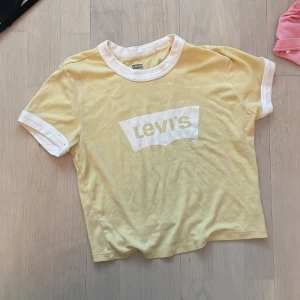 Baby tee från levis - Nyskick