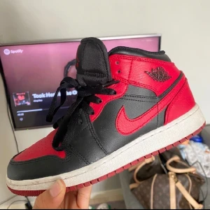 Air Jordan 1 mid - Sälier mina Air Jordans 1 retro mid, i storlek 36,5 TOPPEN SKICK skriv privat för mer bilder eller frågor 🫶🏼   Köpta för 3400kr på restocksx. Säljer för 800kr  plus sparbar frakt (äkta saklart dock har jag ej kvitto/låda kvar.)   Pris går att diskutera