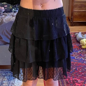 Svart kjol 🌹50kr - Säljer min super fina vågade kjol som jag spammat har använt! 💘 kjolen går att ha som Lågmidjat eller hög beroende på person men själv tycker jag den passar bäst som lågmidjat❤️ 