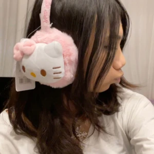 Intressekoll!! - 🤍🤍Endast Intressekoll!!!🤍🤍På mina hello kitty öron muffar