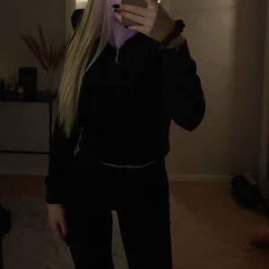 Juicy Couture tröja 🖤 - En svart zip-hoodie ifrån Juicy Couture.  En äldre kollektion med guldiga detaljer. Storlek: S