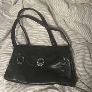 Vintage väska - En knappt använd handväska som är superfin! Säljer då jag har andra som jag använder mer, måtten är 35*20