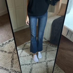 Croppade jeans - Säljer dessa croppade mörkblå jeans. Sitter supersnyggt och de är i väldigt bra skick💗