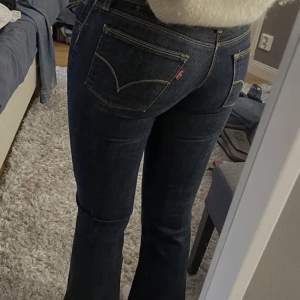 !Bilder från tidigare ägare! Säljer vidare dessa sjukt snygga jeans då de tyvärr inte passade mig 😕 Jeansen är i nyskick & har inga tecken på användning 💖 Hon på bilden är 166 cm lång 😊 Det är bara att höra av sig vid frågor & funderingar!💓