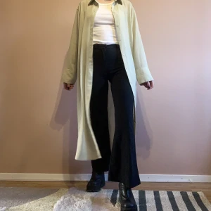 Mintgrön Skjortklänning  - Mintgrön skjortklänning från H&M i boxig modell. Strl 36, längd 126 cm mätt från axel. Använd fåtal gånger 