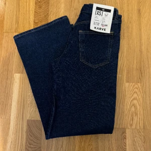 Mörk blåa Karve Wide jeans  - Helt nya bara testade. Ursprungligt pris 800kr st. Strolek XS men är långa och bredda så sitter kanske som S eller M. Annars är det jätte finna och har jätte fin färg.  OBS! Pris kan diskuteras. 