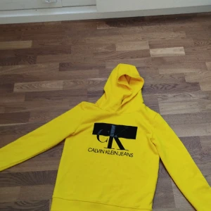 Tjocktröja/hoodie - En gul Calvin Klein hoodie. Använd en gång 