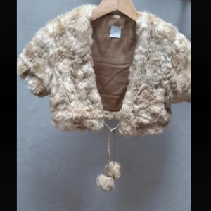 Pälsbolero - Supersöt bolero i fuskpäls, söta knytband💕 Perfekt nu till vintern. Passar Xs/S. Superfint skick. Skriv vid funderingar och kolla in mina andra annonser😇