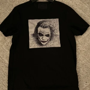 Limitato T-shirt  - T-shirten är i bra skick och används inte längre då den är för liten. Storlek S men passar även XS. Original box medföljer!