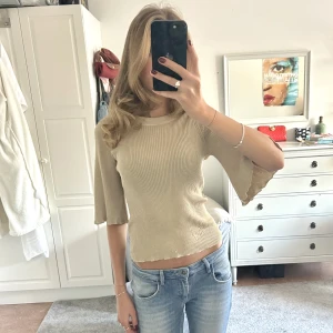 Zadig topp  - Säljer min superfina zadig topp som är guldglittrig. Endast använd en gång (exklusive testat och tagit dessa bilder på) så den är i nyskick. Köpt för lite mer än 3000 kr💛💛Stretchig så passar både mindre och större