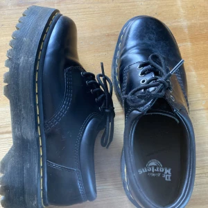 Dr martens platå - Dr Martens i gott skick, enda defekten är ena skosnöret som gått sönder något (se bilderna). Mycket sparsamt använda.
