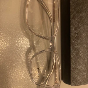 Prada glasögon - Oanvänd, helt ny Prada glassögon Ordinarie pris: ca 2600kr Säljs för 1000