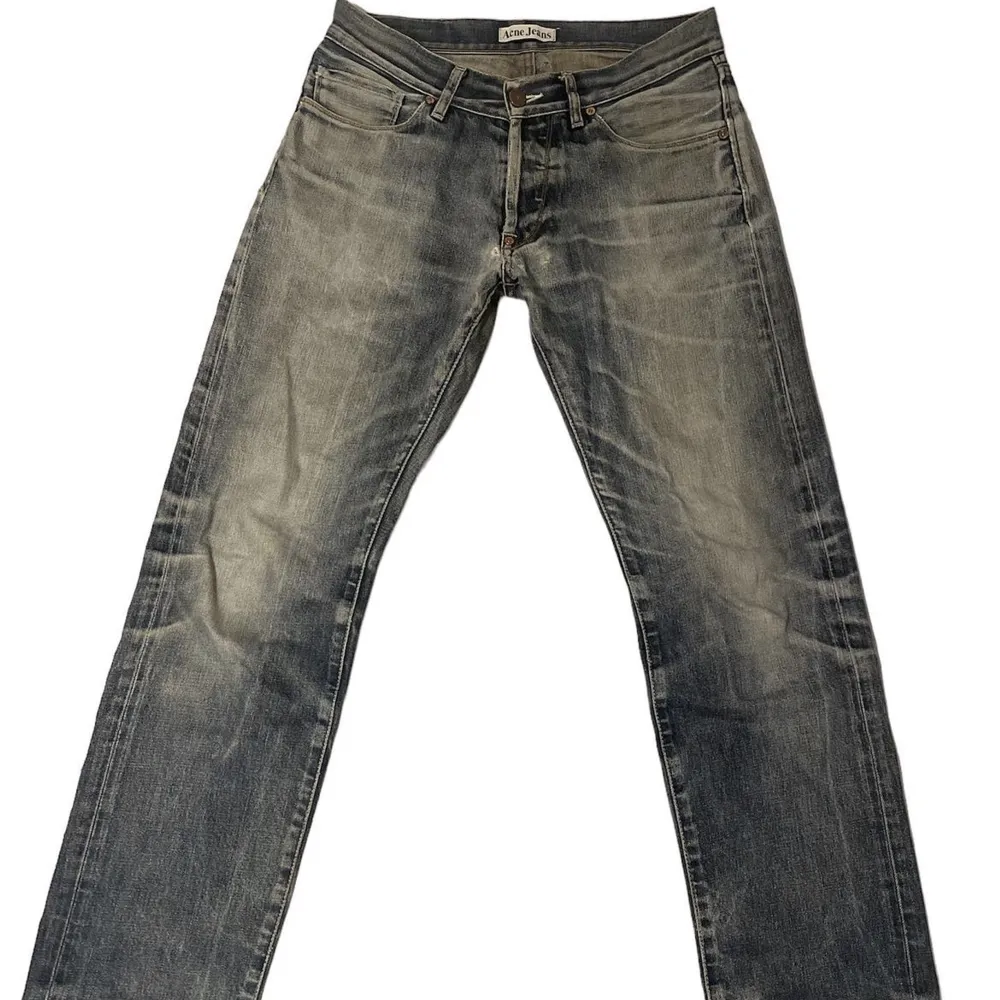 Fina Acne jeans i storlek 30/32. Dom är lite slitna som man ser på bilden. Skriv på dm vid frågor eller fler bilder!. Farkut & Housut.