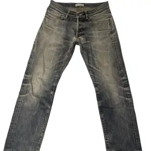 Fina Acne jeans i storlek 30/32. Dom är lite slitna som man ser på bilden. Skriv på dm vid frågor eller fler bilder!
