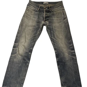 ACNE JEANS - Fina Acne jeans i storlek 30/32. Dom är lite slitna som man ser på bilden. Skriv på dm vid frågor eller fler bilder!