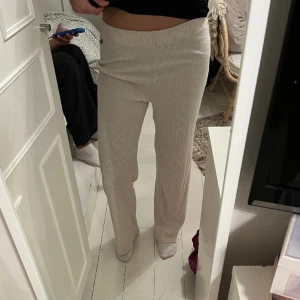 Chill byxor  - Ett par mjuka byxor som har en utsvängd modell. Storlek M, men passar även S och L, då dom är väldigt stretchiga. Köpte för ett par årsedan men använt runt 5 gånger, så mycket bra skick. Lite korta på mig som är 176 cm lång. 