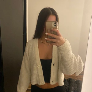 Stickad kofta - Så mysig kofta, den är lite kortare. Jätte fin använd några gånger. Färgen är lite off white 