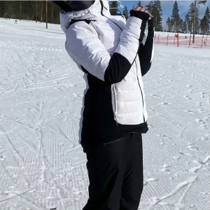 Columbia skidjacka - Säljer min Columbia skidjacka som använts i 1 säsong i fint skick! Nypris 2349 ⛷️Dessutom helt slutsåld på hemsidan🫶