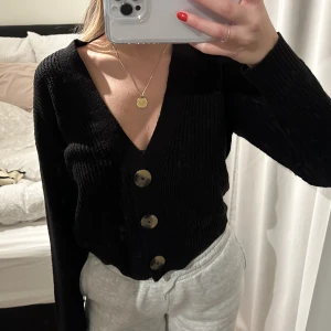 Stickad kofta - Stickad kofta. Storlek S. 60 kr.