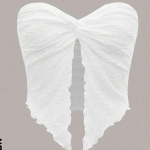 Topp - Fin, gullig topp ifrån Shein, säljer då den är för liten för mig (beställde fel storlek) har vanligtvis S/M i toppar! Den är aldrig använd. 