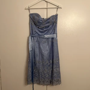 Klänning  - Spetsklänning som är helt ny oanvänd prislappen är kvar.