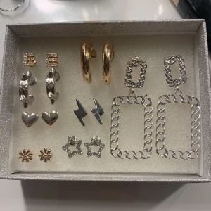 Smycken - Alla örhängen säljs för 20kr/st!(dom flesta är från ur o Penn och är inte använda) Edblad örhängena är fake!! Alla halsband sälja för 30kr/st!💘Du får med alla bokstäver på mitten halsband, förutom W💘tryck inte på köp nu innan du pratat med mig!!