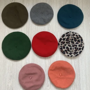 Baskrar - Säljer min basker-samling. Köp en för 30. Alla för 150. Alla är i använt men gott skick förutom den röda som har små fläckar och ett litet hål, den rosa är ganska nopprig. Skriv privat om ni har frågor💕