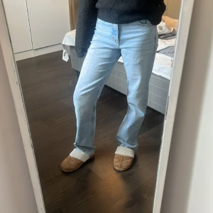 Pull&Bear jeans MidWaist - Jätte snygga jeans från Pull&Bear MidWaist jeasn som tyvärr inte kommer till användning och bara ligger❤️ inga defekter då de är i nyskick och kom aldrig kom till användning, lapp finns tyvärr inte kvar🫶🏼 köparen står för frakten!❤️