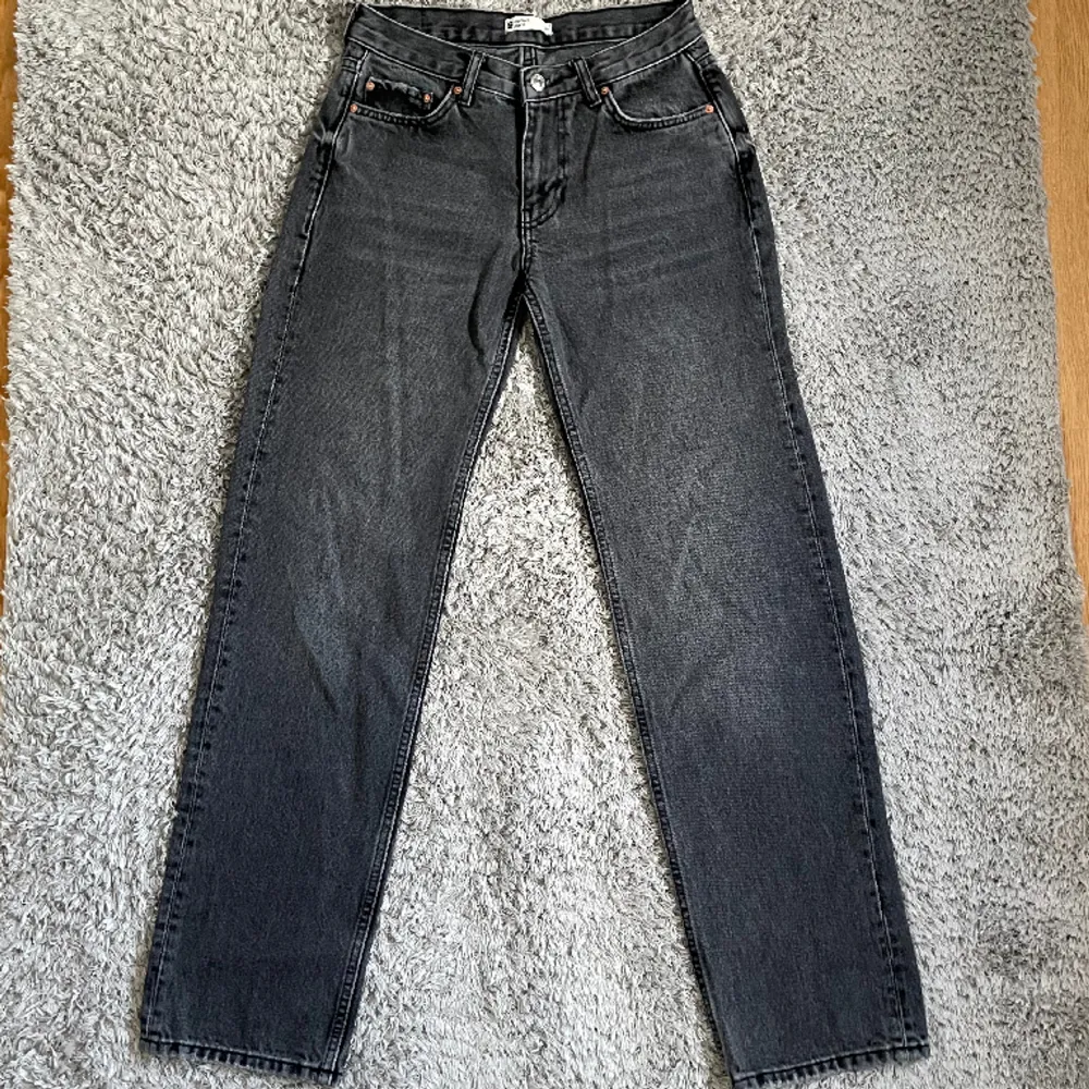 Säljer dessa snygga jeans då de inte passar mig längre🩷Midjemått:66 cm och längd: ca. 175 cm. Jeans & Byxor.