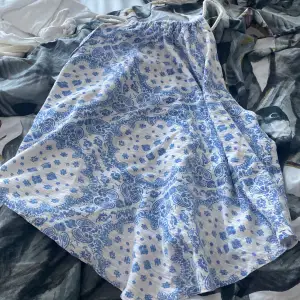 Ett blått och vit mönstrat linne från zara i storleken 140  använd några gånger . Nån fläck men inte så synlig bra skick annars skulle säga ca 35kr