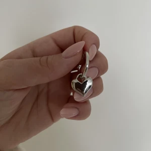 Örhängen  - Silverfärgade örhängen. Aldrig använda 