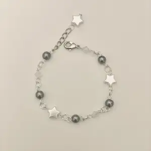 Handgjort armband med grå,vit och genomskinliga pärlor. Tryck på köp nu om du vill köpa💕