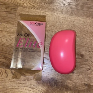 Hårborste  - The professional detangling hairbrush. Köpt på Dollystyleshop för 129kr och bara använd på peruk!
