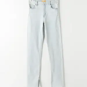 Så snygga Jeans ifrån Gina tricot!  Ljus blåa är raka/flare! Sitter som en smäck!! Säljer pga rensar Jeans.