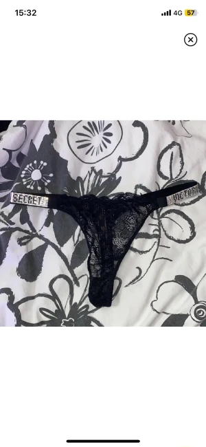 Svarta victoria secret trosor - Helt nya och oanvända vs trosor i svart. Är i storlek M men passar även S. Köparen står för frakten ❤️