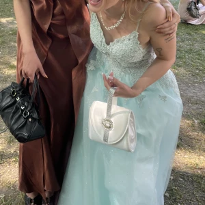 Balklänning - Min fina balklänning säljs nu! Använt 1 gång 2023 och den är i fint skick. Den är uppsydd för mig som är ca 157 cm. På bilderna har jag även klack på ca 6cm. Bröstkorgen är även insydd men går att sprätta upp. Stor öppning i ryggen samt vadderade kupor.💗