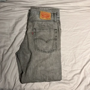 Levis 578 - W:30, L:32 Skick: 7/10 Använda ca 10-15 ggr Riktigt feta baggy jeans Lite långa för mig som 174 