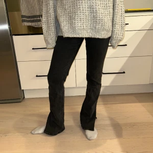 Bootcut jeans  - Bootcut jeans med fin detalj nertill, så fina jeans! I en svart urtvärtad ❤️❤️