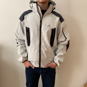 Peak performance jacka.  - Säljer en gammal modell av peak performance jacka. Jackan är fodrad och håller värmen bra. Ska inte ha så mycket då dom gamla modellerna inte är värda så mycket. Men 8/10 i skick inga defekter eller hål. Hör av er för mer bilder eller övrigt mvh Alex 
