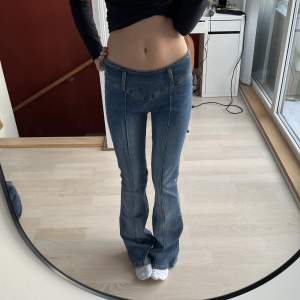 Så snygga Miss Sixty jeans! Midjemåttet: 32-38cm (stretchigt material så kan bli upp till 38cm), innerbensmåttet 86. Jag är 177cm för referens💕