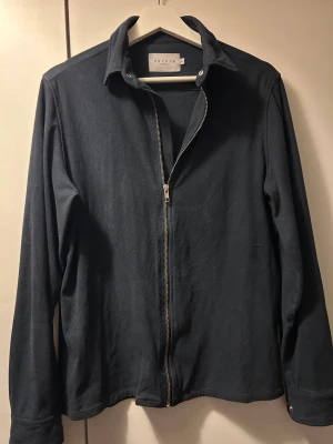 Velour Zip - Säljer denna grymt snyggt Velour Zip i strl M. Tröjan är i mycket bra skick. Nypris ca 1799kr. 