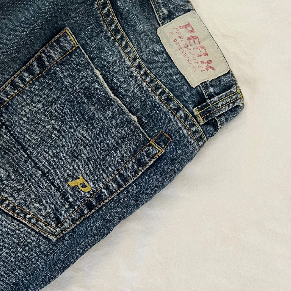 Snygga jeans med slitningar från peak performance. Bra skick!. Jeans & Byxor.