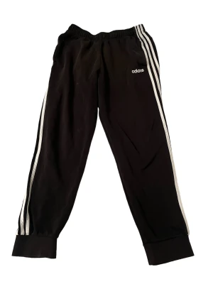 Adidas byxor - Svarta adidas byxor i fint skick💖💖 passar som strlk //m
