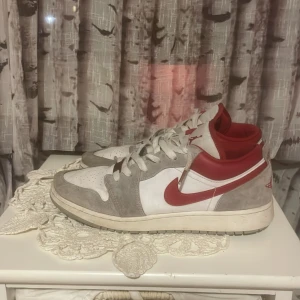 Jordan 1 lows - De är i okej skick priset kan diskuteras och de bara och fråga frågor
