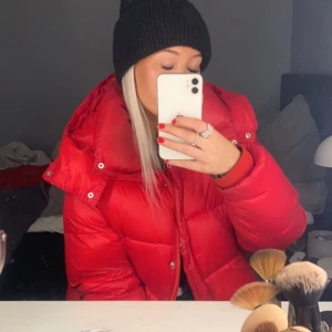 Röd jacka  - Säljer en röd vinterjacka från bikbok, superfin💗 andra bilden är lånad 