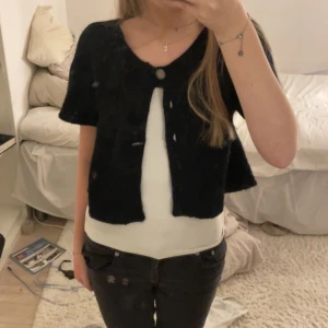 Stickad kofta  - Säljer denna söta stickade koftan!! Använd gärna köp nu🫶🏻